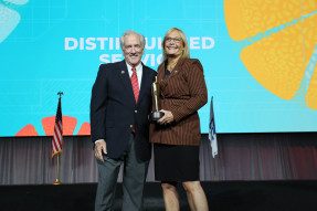 2022 NAR Distinguished Service Award recipient Chris McElvoy and 2022 NAR President Leslie Rouda Smith