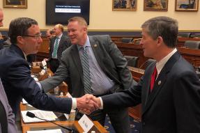 2020 NAR President Vince Malta shaking hands with Congressman Jeb Hensarling